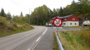 Forbudsskilt 100 meter etter Sundebru