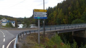 Skiltet sykkelrute til Larvik ved Sundebru