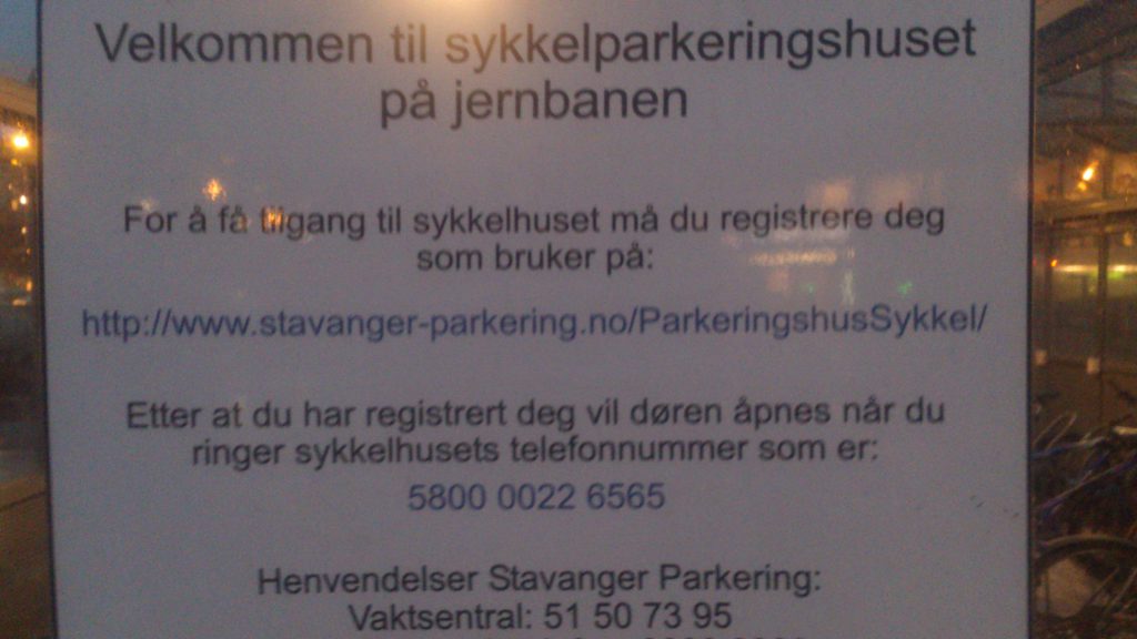 Stavanger Parkerings lapp på sykkelparkeringshuset på jernbanen